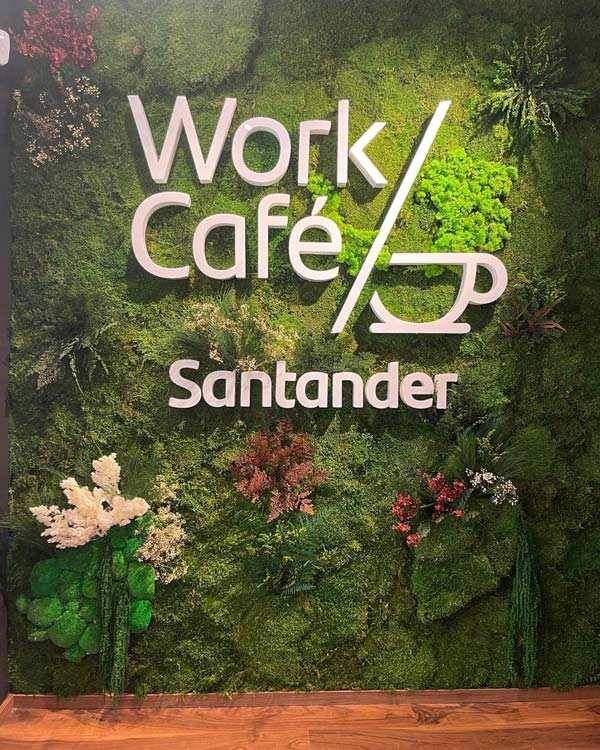 Jardim vertical interior no Santander Work Café